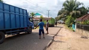 Warga Desa Pelempang Hadang Truk Batubara Melintas di Jalan Desa