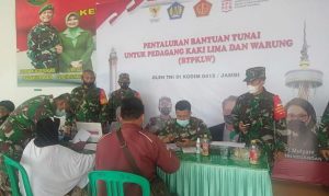 Danramil Telanaipura Bantu Kelancaran Penyaluran BTPKLW Kodim 0415/Jambi