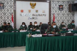 Danrem 042/Gapu Ikuti Rapat Evaluasi Pelaksanaan Vaksinasi oleh TNI Jajaran Kodam II/Sriwijaya Melalui Vicon