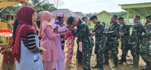 Isak Tangis Warnai Perpisahan Satgas TMMD 112 dengan Warga