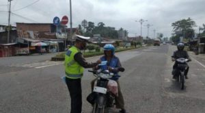 Cegah Penyebaran Corona, Polres Tebo Bagikan Masker di Jalan