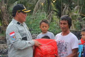 Hairan Sambangi Korban Kebakaran di Desa Sungai Dualap dan Salurkan Bantuan