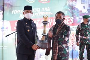 Fasha Sambut Piala Binter di Balaikota