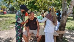 Perjuangan Anggota TNI dalam Vaksinasi Jemput Bola