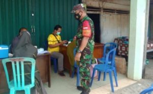 Anggota TNI Dampingi Nakes beri Layanan Vaksinasi