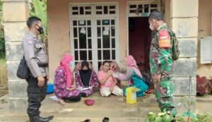 TNI-Polri Kawal Vaksinasi Sampai ke Pintu Rumah