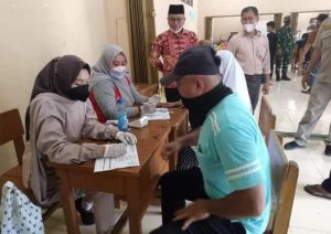Anggota DPRD Muarojambi Aidi Hatta Tinjau Vaksinasi di Desa Tarikan