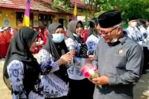 Hari Guru Nasional, Aidi Hatta Anggota DPRD Muarojambi Sambangi SD di Mekar Jaya