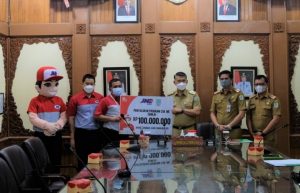 Sambut HUT 31, JNE Serahkan CSR ke Pemkot dan 3 Rumah Ibadah di Jambi
