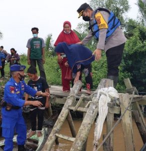 Satpolair Dukung  Vaksinasi Warga di Wilayah Pesisir Pantai di Tanjabtim
