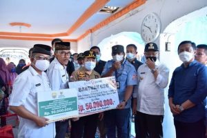 Gubernur Jambi serahkan Bantuan senilai 700 juta untuk Korban Kebakaran CNG Sarolangun