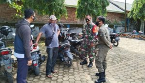 Anggota TNI Ajak Warga ikuti Vaksin