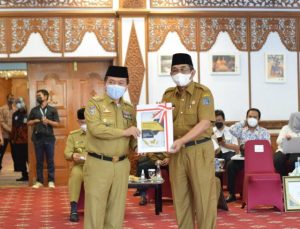 Pemkab Tanjab Barat Raih Penghargaan Peringkat I Atas Pengelolaan Dak Fisik dan Desa Tahun 2021
