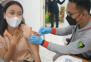 Wujudkan Kekebalan Imun Pelaku Seni, Bidhumas Polda Jambi dan Disbudpar Buka Gerai Vaksin