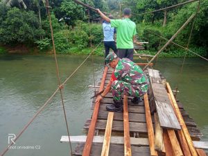 Renovasi Jembatan Gantung, Babinsa Bersama Warga Hidupkan Budaya Gotongroyong