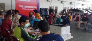 OJK Jambi Kembali Gelar Vaksinasi Massal dan Berikan 100 Paket Sembako