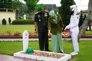 Danrem 042/Gapu Pimpin Ziarah Rombongan Peringati Hari Juang TNI AD Tahun 2021 dan HUT Kodam II Sriwijaya ke 76