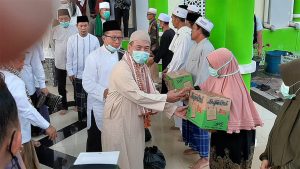 Usai Gerakan Subuh, Gubernur dan Bupati Bagikan Sembako