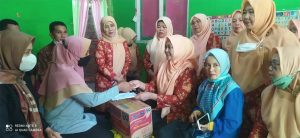 HUT ke-22 DW Persatuan, Ibu-ibu Bagikan Sembako