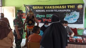 Vaksinasi Covid-19 Anak, Danramil Telanaipura Datangkan Tokoh “Gatotkaca”