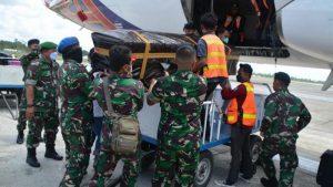 Usai Upacara Pelepasan, Pratu Barasa Dan 2 Jenazah Prajurit TNI Diberangkatkan Ke Kampung Halaman