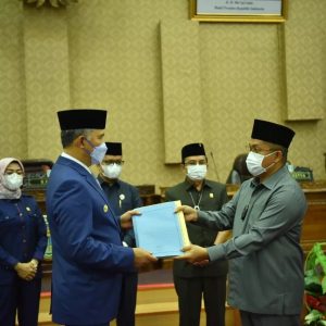 Seluruh Fraksi DPRD Kota Jambi Serahkan Pandangan Umum terhadap Lima Ranperda