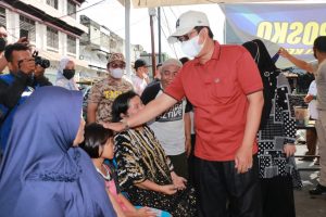 Anwar Sadat Serahkan Bantuan Korban Kebakaran di Parit 1 Kualatungkal