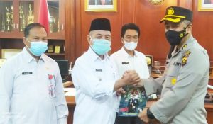 Bupati Merangin Dihadiahi Buku Istimewa Oleh AKBP Irwan Andy
