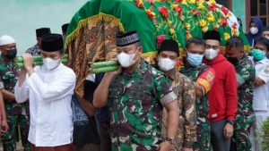 Danrem 042/Gapu Melayat Kerumah Duka Ayahanda Ketua DPRD Provinsi Jambi