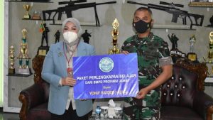 Yonif R 142/KJ Terima Bantuan Alat Perlengkapan Belajar Untuk Anak Papua Dari Bamus Perbankan Daerah