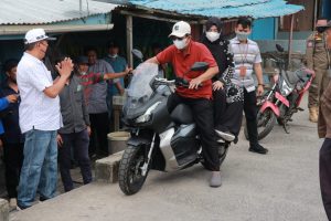 Naik Motor, Anwar Sadat “Blusukan” Beri Bantuan untuk Lansia