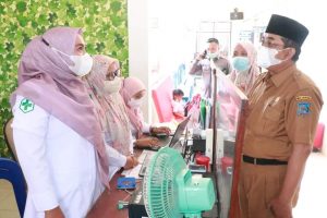 Kunjungi Puskesmas II, Bupati Tanjab Barat: Kita mengejar Target Vaksinasi