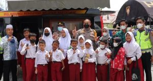 Anak Usia 6 Tahun Hingga 11 Tahun dengan Semangat Ikut Kegiatan Vaksinasi Polres Tanjab Barat