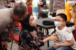 Dihari Kedua, Masyarakat Semangat Ikuti Gerai Vaksinasi Polres Tanjab Barat
