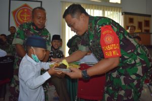 Berbagi Kebahagiaan, Danrem 042/Gapu Makan Bersama Prajurit dan Anak Panti Asuhan