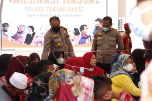 Antusias Masyarakat Dari Orang Dewasa Dan Anak-Anak , Ikuti Gerai Vaksinasi Polres Tanjab Barat