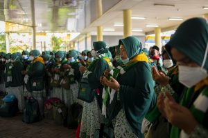 Dilepas Kanwil Kemenag Provinsi Jambi, AJWA Terbangkan 135 Jemaah Umrah Gelombang II