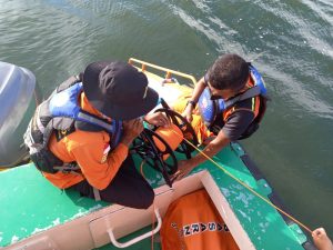 Cari Kapal KM Sumber Daya, Basarnas dan Polairud Polda Jambi Menurunkan Underwater Searching Device