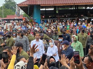 Perdana! Presiden Luncurkan Penyaluran BLT Minyak Goreng di Pasar Angso Duo Jambi