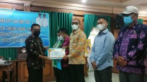 Pekan Panutan Pajak, Sekda Tanjabtim Serahkan Penghargaan Kepada OPD, Camat dan Desa