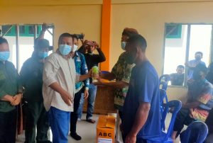 Bupati Tanjab Timur Serahkan Bantuan Pupuk Organik Kepada Petani Kopi Liberika