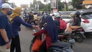 Garda Wanita Malahayati NasDem Kota Jambi Berbagi Takjil, Warga Berikan Respon Positif