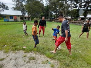 Kebersamaan Satgas Pamtas Yonif Raider 142/KJ dengan Anak-anak di Perbatasan Papua