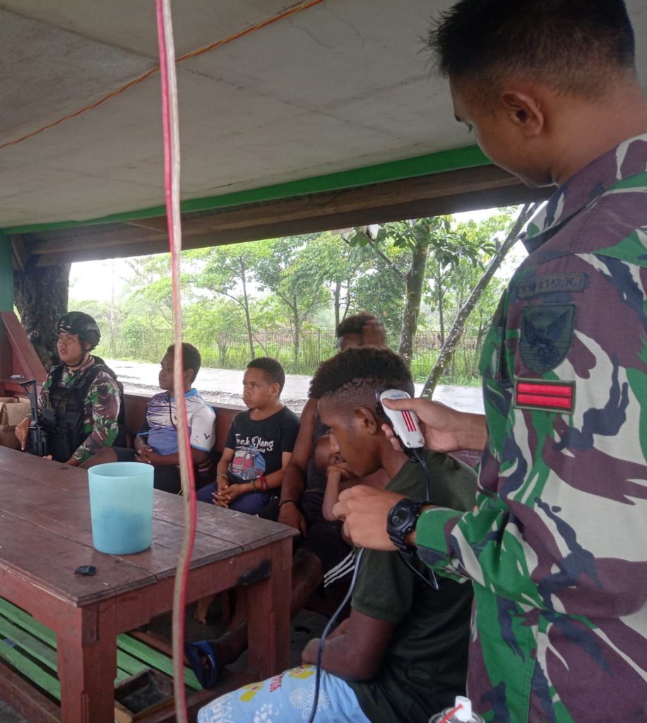 Satgas Pamtas Yonif R 142 Cukur Rambut Warga di Pos Kotis Elelim