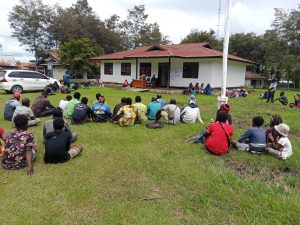 Satgas Yonif Raider 142 Hadiri Penyerahan BLT di Distrik Bolakme