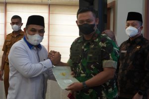 Danrem 042/Gapu Hadiri Penyerahan Sertifikat Tanah Wakaf Tahun 2022