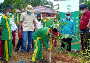 Rayakan Hari Bumi, Asian Agri Ajak Masyarakat Tanam Pohon