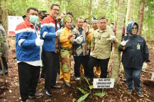 Wamen LHK – Alue Dohong, Apresiasi Program Mitigasi Karhutla Kampung Gambut Berdikari, Binaan Kilang Sei Pakning
