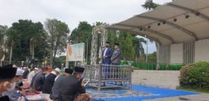 Fasha dan Maulana Sholat Idul Fitri di Lapangan Kantor Walikota