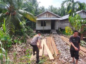 Polres Tanjab Barat Bersama Personel Lakukan Bedah Rumah Dalam rangka HUT Bhayangkara Ke 76